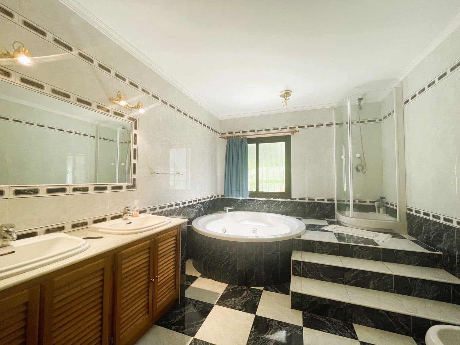4 quarto Moradia para venda em Marbella com piscina garagem - 1 190 000 € (Ref: 9864075)