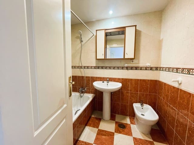 2 bedroom Apartment for sale in Puerto de Estepona, Estepona with pool garage - € 365,000 (Ref: 9885359)