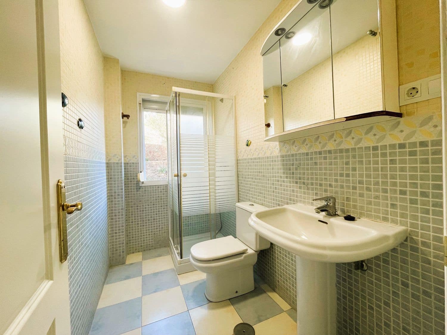 2 soverom Leilighet til salgs i Estepona med svømmebasseng garasje - € 365 000 (Ref: 9885359)