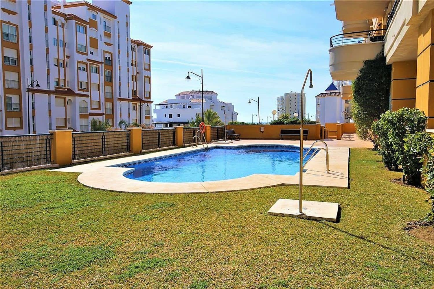 2 soverom Leilighet til salgs i Estepona med svømmebasseng garasje - € 365 000 (Ref: 9885359)