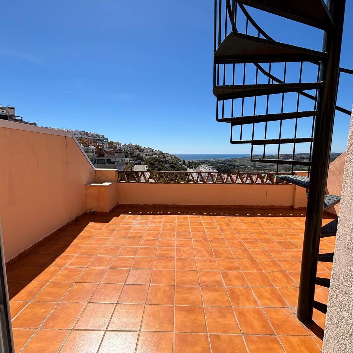 Apartamento de 3 habitaciones en Casares en venta con piscina garaje - 295.000 € (Ref: 9898888)