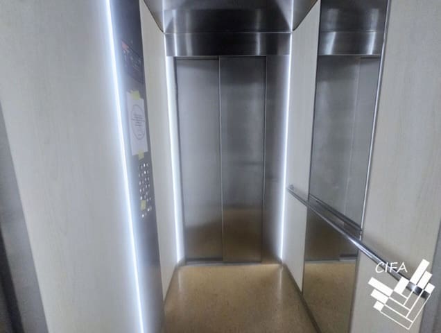 Commercial for sale in Vinaròs - € 245,000 (Ref: 9379471)