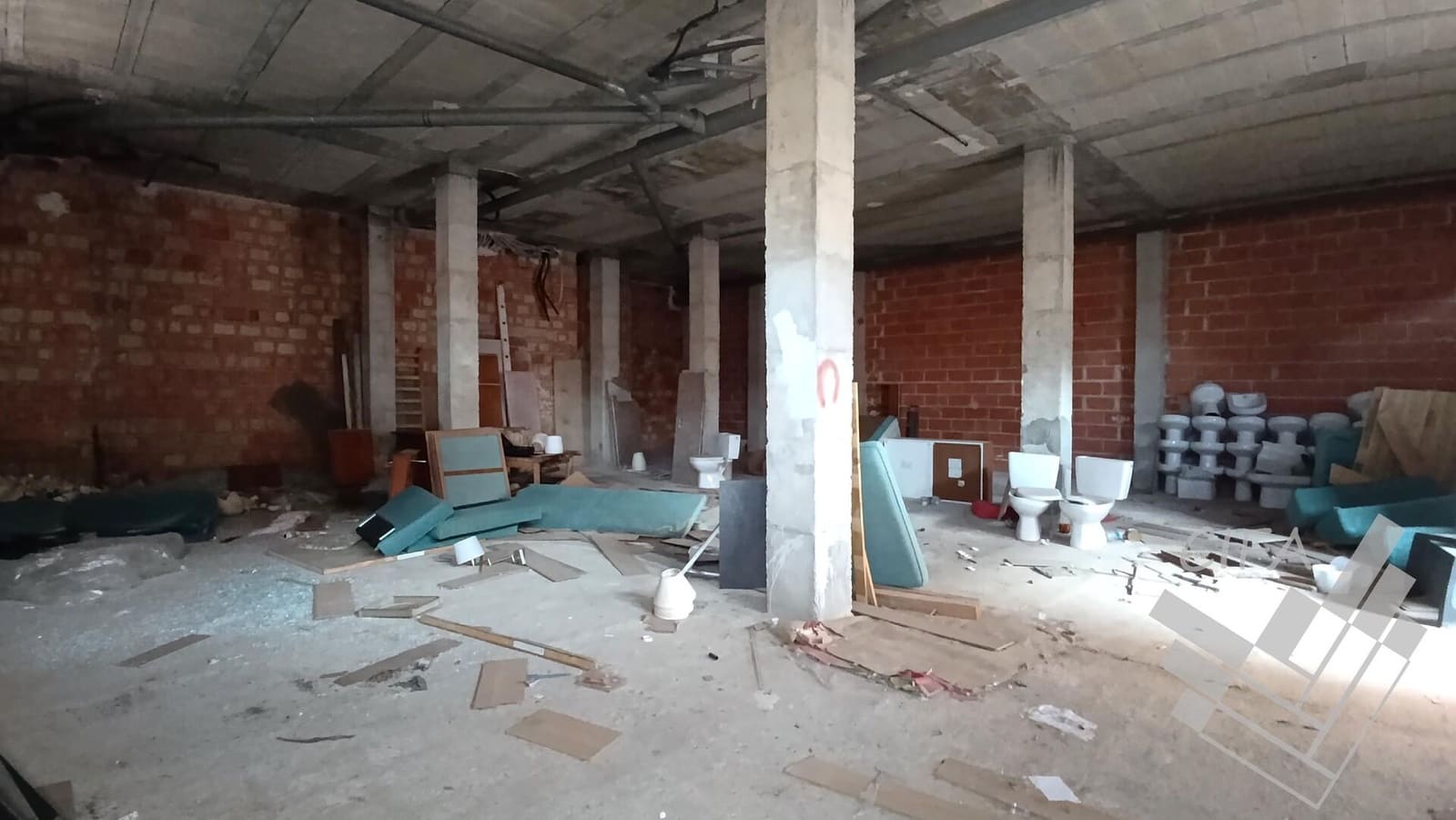 Commercial for sale in Benicarlo - € 109,000 (Ref: 9382879)