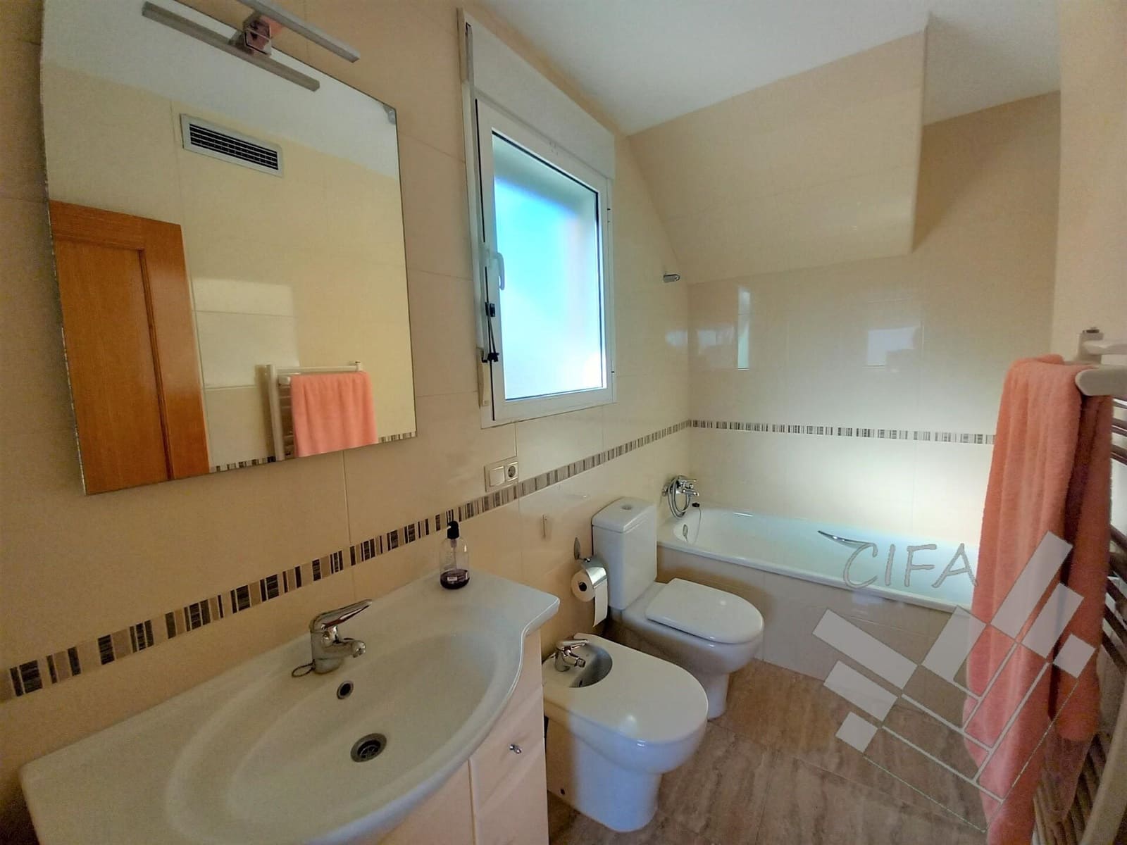 5 bedroom Villa for sale in Vinaros with garage - € 475,000 (Ref: 9382899)