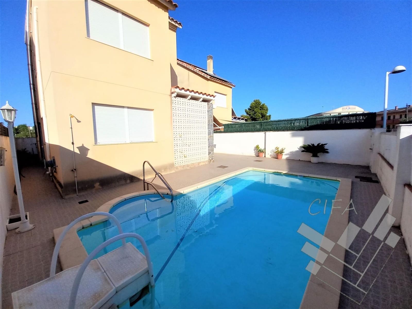 5 bedroom Villa for sale in Vinaros with garage - € 475,000 (Ref: 9382899)