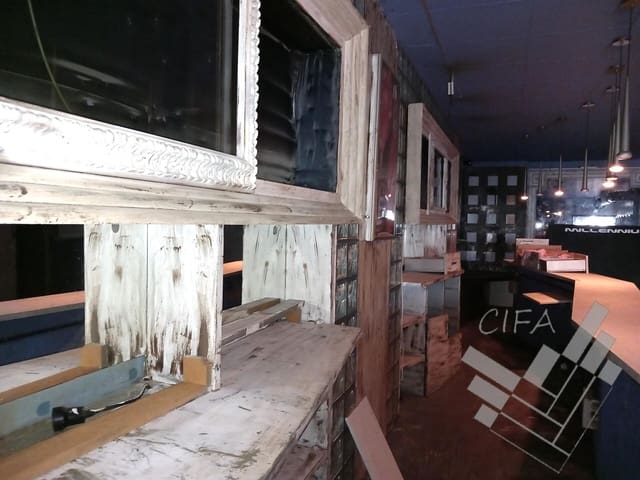 Commercial for sale in Vinaròs - € 125,000 (Ref: 9382902)