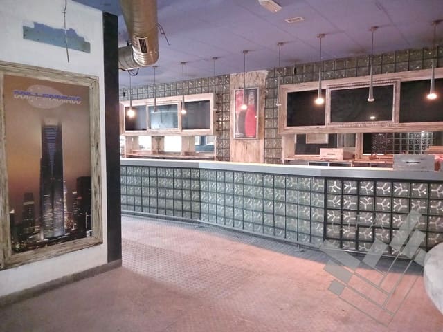 Commercial for sale in Vinaròs - € 125,000 (Ref: 9382902)