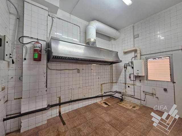 Commercial for sale in Vinaròs - € 130,000 (Ref: 9382904)