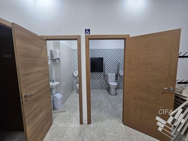 Commercial for sale in Vinaròs - € 170,000 (Ref: 9382905)