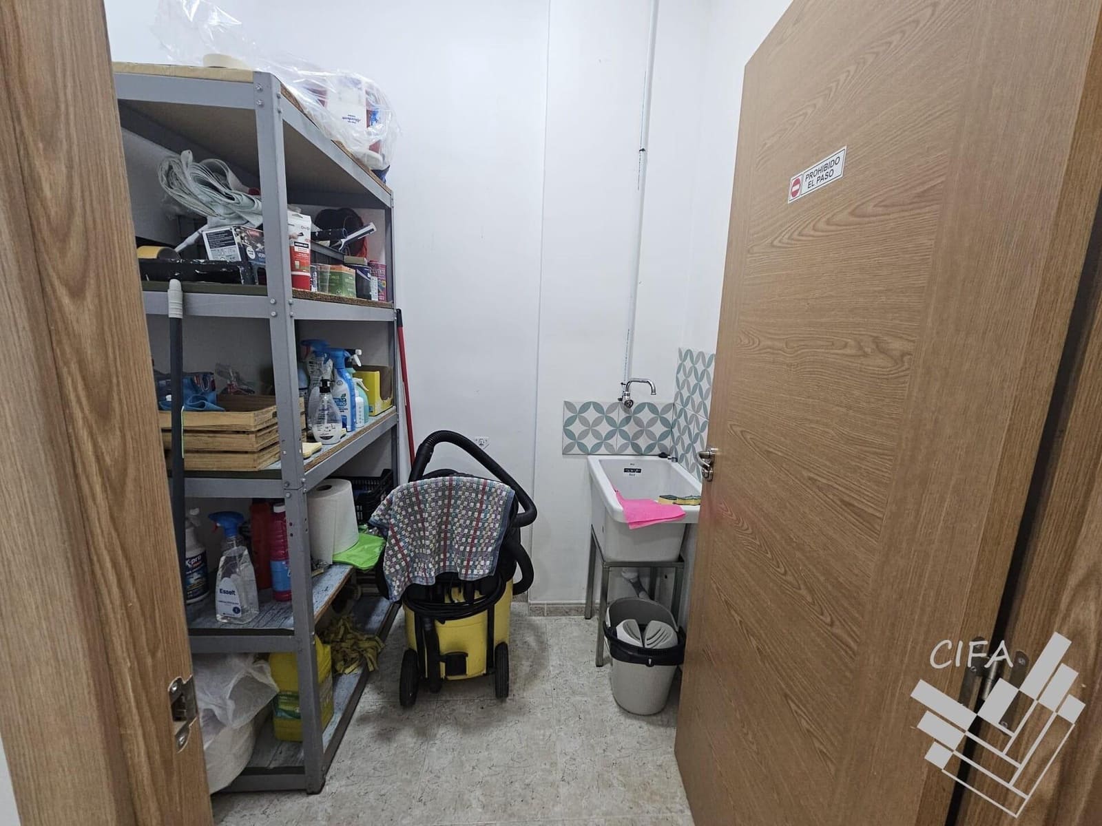 Commercial for sale in Vinaros - € 170,000 (Ref: 9382905)