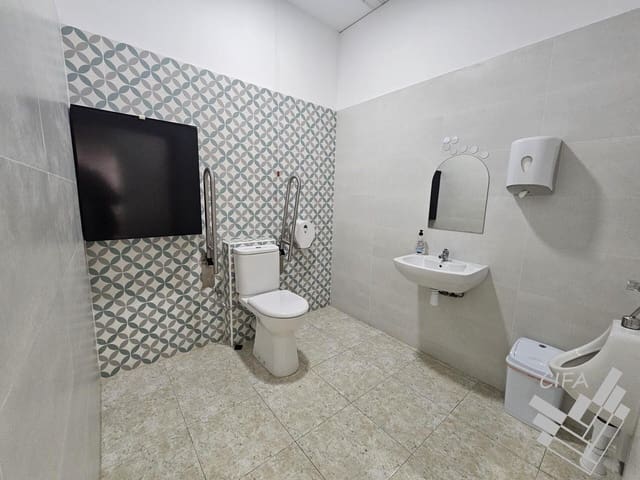 Commercial for sale in Vinaròs - € 170,000 (Ref: 9382905)