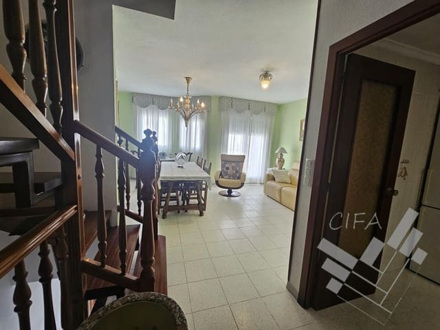4 slaapkamer Rijtjeshuis te koop in Vinaròs met garage - € 195.000 (Ref: 9382913)