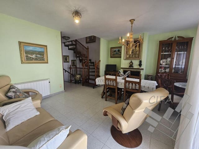 4 slaapkamer Rijtjeshuis te koop in Vinaròs met garage - € 195.000 (Ref: 9382913)