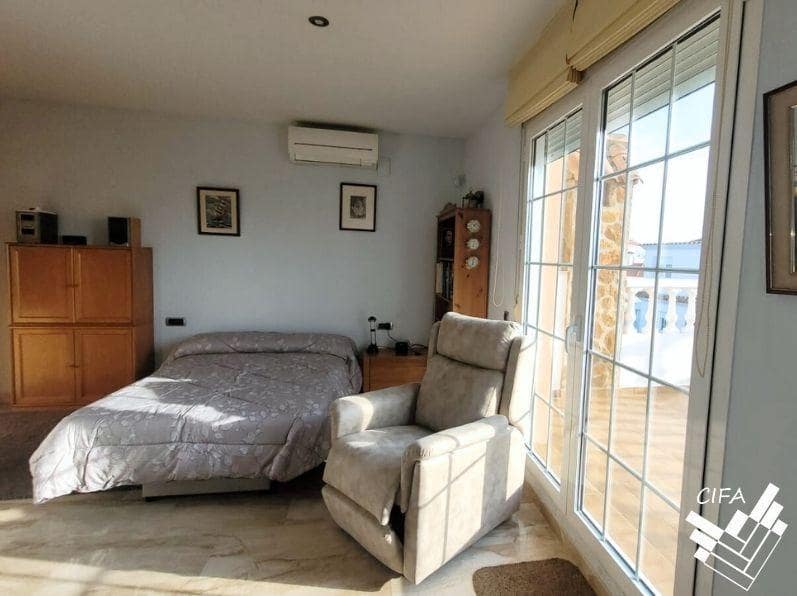 5 bedroom Villa for sale in Vinaros with pool - € 450,000 (Ref: 9504320)