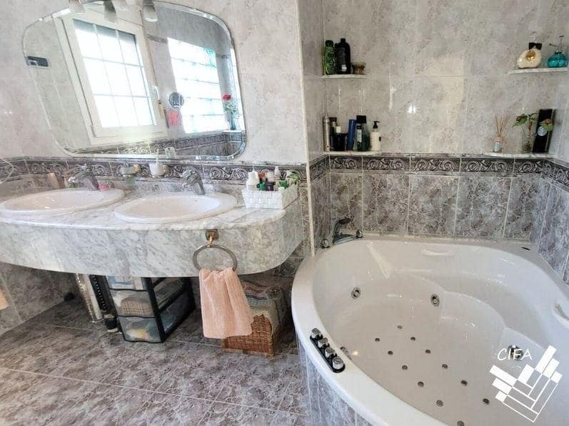 5 bedroom Villa for sale in Vinaros with pool - € 450,000 (Ref: 9504320)