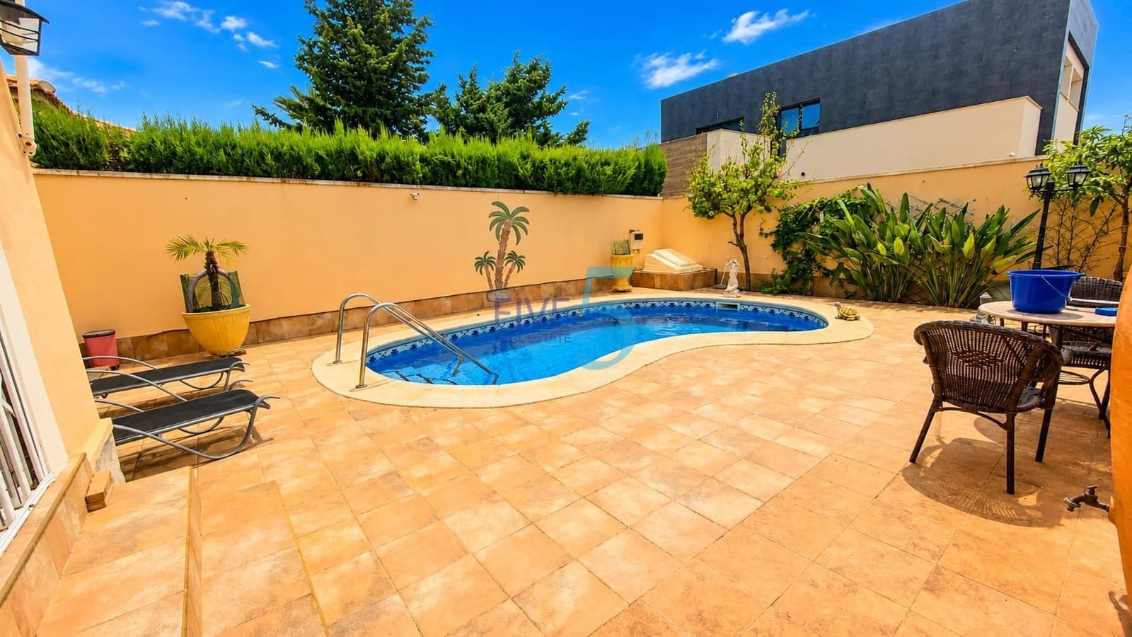 3 soverom Villa til salgs i Torrevieja med svømmebasseng garasje - € 309 500 (Ref: 10004749)