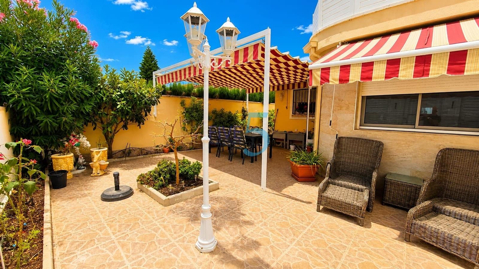 3 soverom Villa til salgs i Torrevieja med svømmebasseng garasje - € 309 500 (Ref: 10004749)