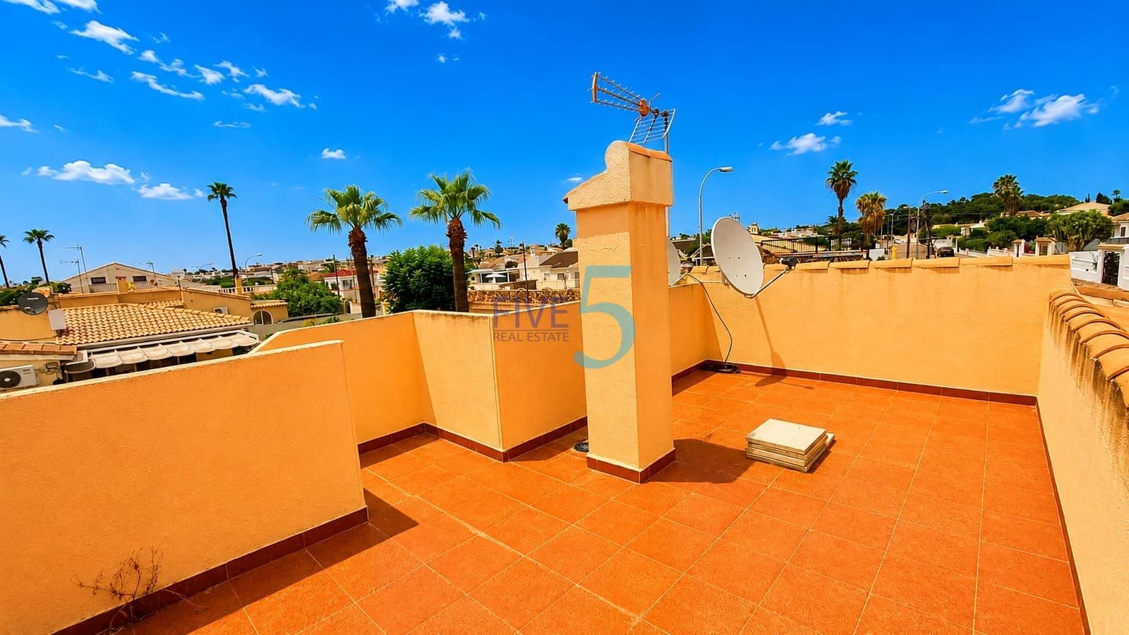 3 soverom Villa til salgs i Torrevieja med svømmebasseng garasje - € 309 500 (Ref: 10004749)