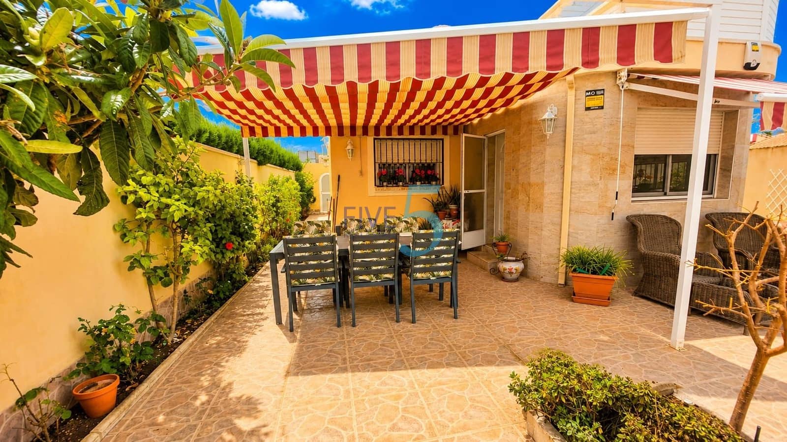 3 soverom Villa til salgs i Torrevieja med svømmebasseng garasje - € 309 500 (Ref: 10004749)