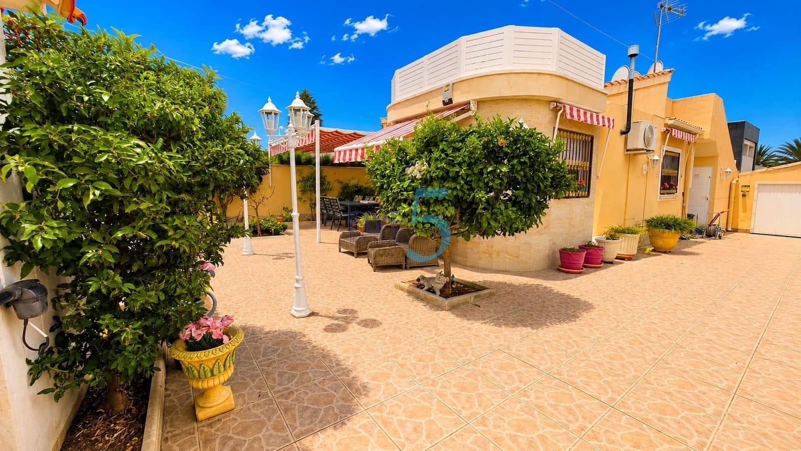 3 soverom Villa til salgs i Torrevieja med svømmebasseng garasje - € 309 500 (Ref: 10004749)