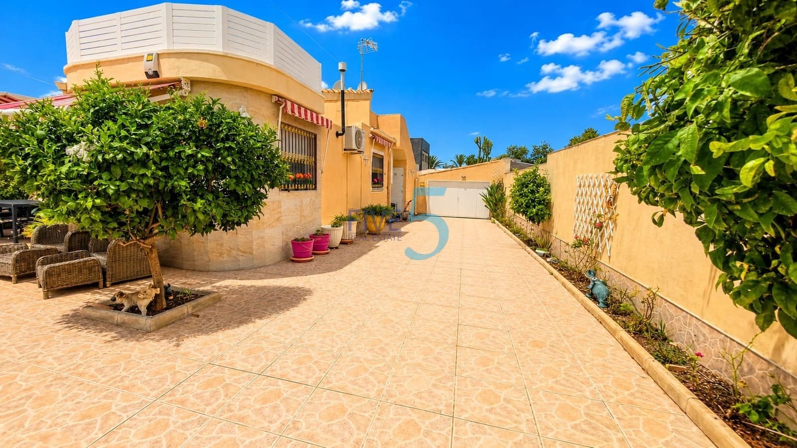 3 soverom Villa til salgs i Torrevieja med svømmebasseng garasje - € 309 500 (Ref: 10004749)