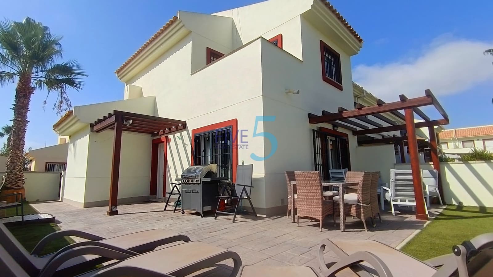 Chalet de 3 habitaciones en Ciudad Quesada en venta con piscina - 265.000 € (Ref: 10008041)