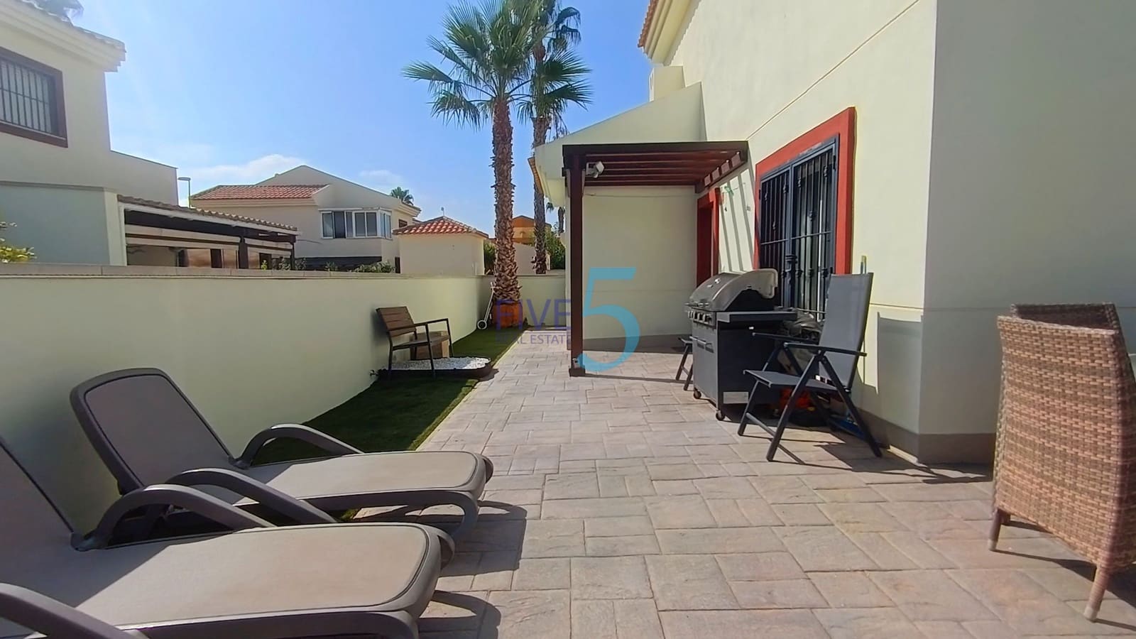 Chalet de 3 habitaciones en Ciudad Quesada en venta con piscina - 265.000 € (Ref: 10008041)