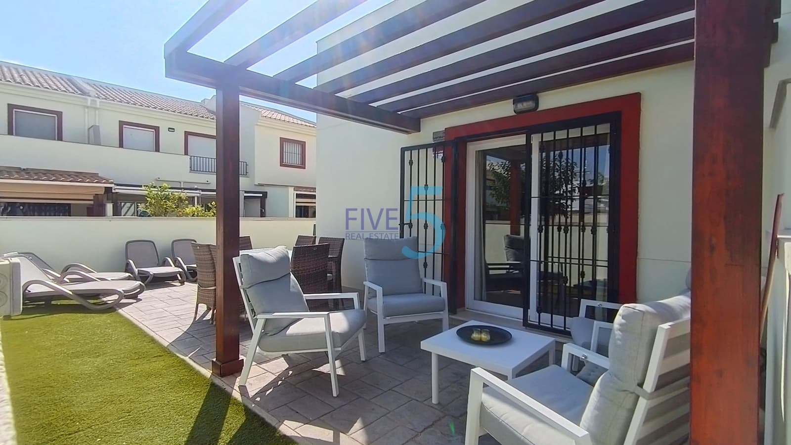 Chalet de 3 habitaciones en Ciudad Quesada en venta con piscina - 265.000 € (Ref: 10008041)