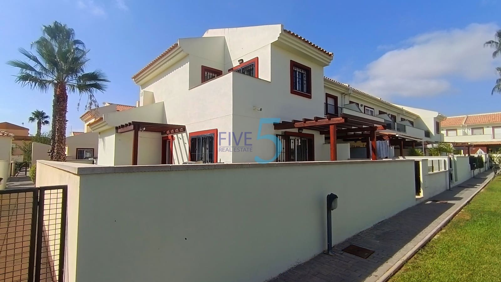 Chalet de 3 habitaciones en Ciudad Quesada en venta con piscina - 265.000 € (Ref: 10008041)
