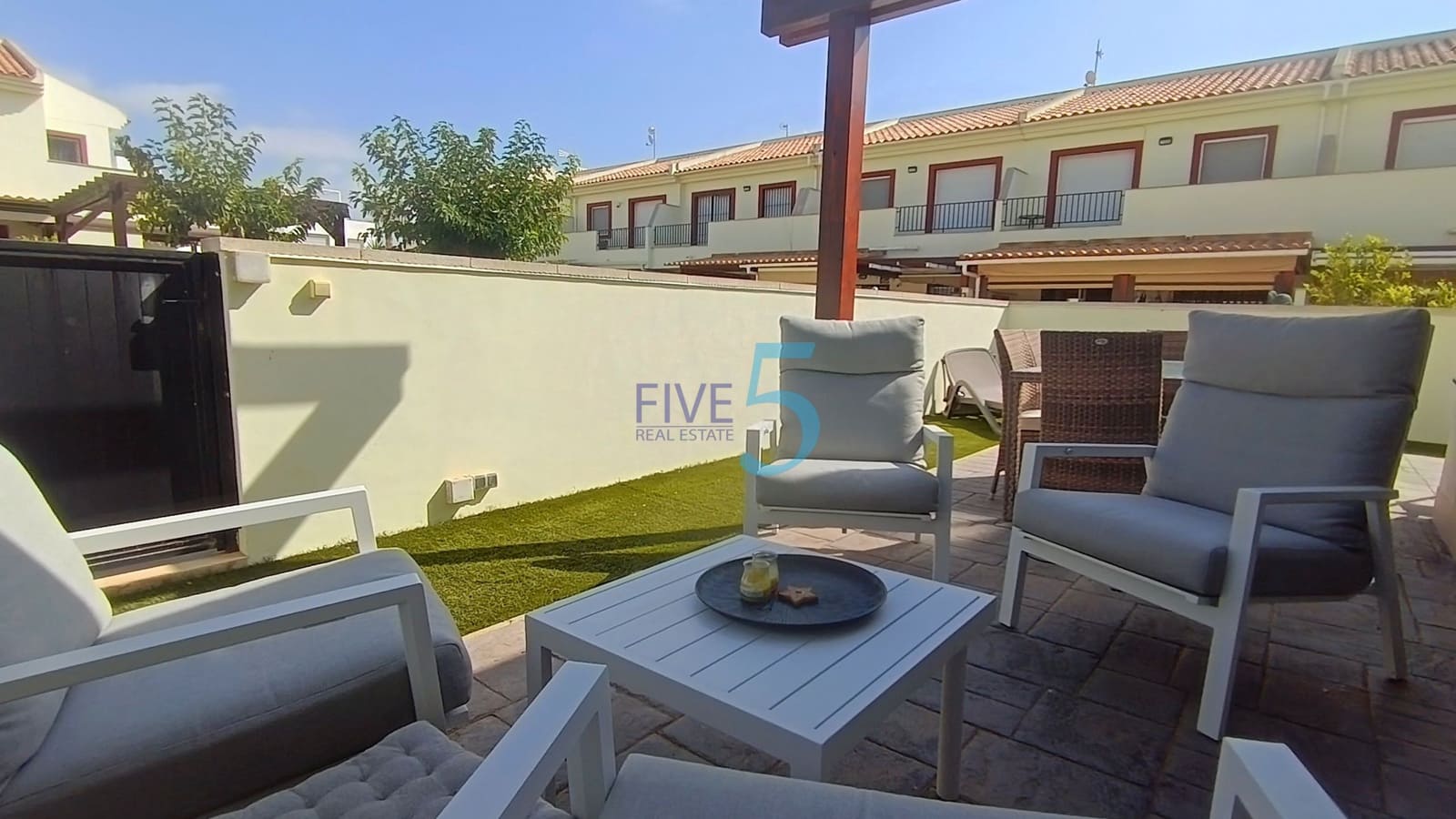 Chalet de 3 habitaciones en Ciudad Quesada en venta con piscina - 265.000 € (Ref: 10008041)