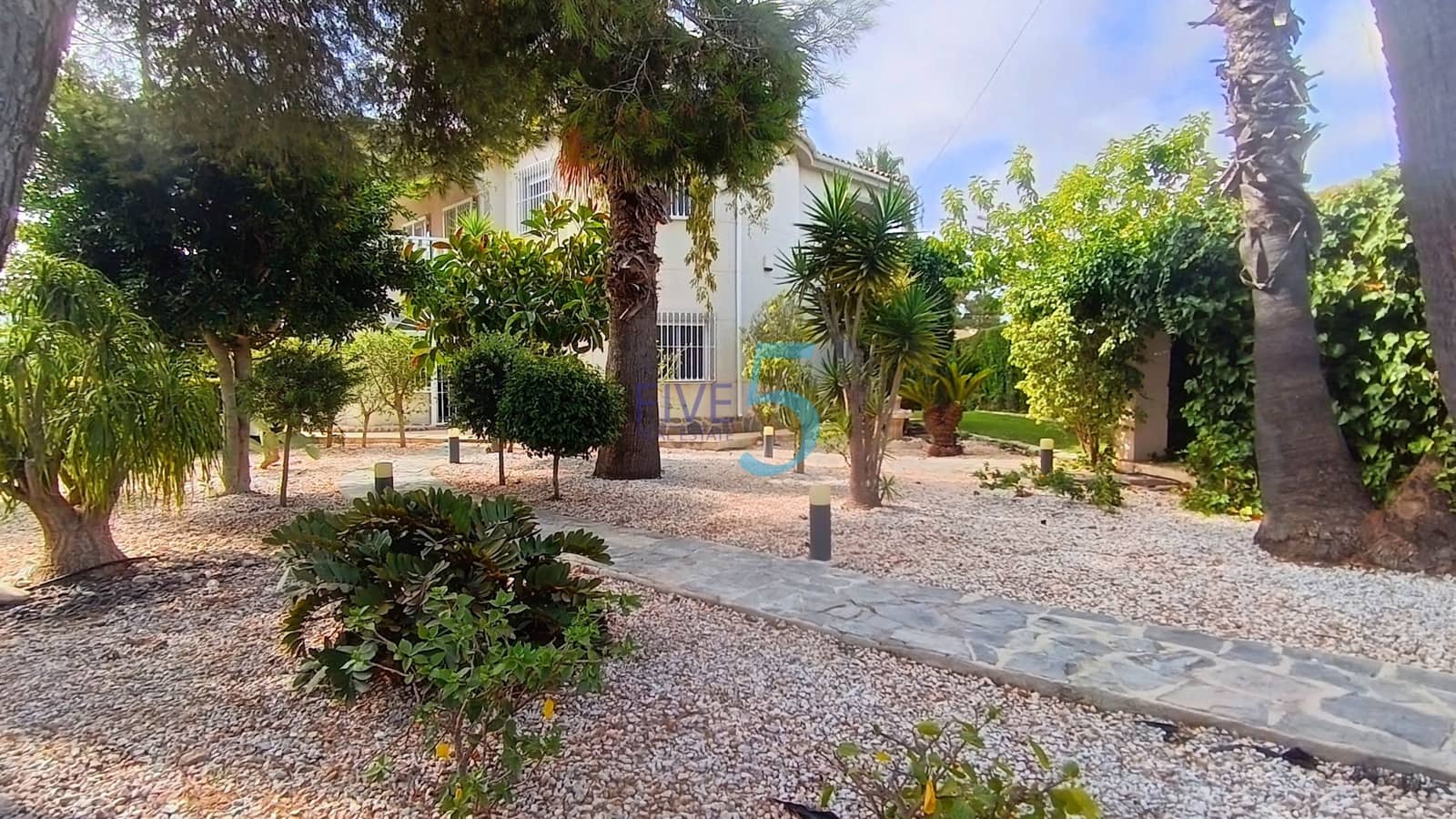 4 bedroom Villa for sale in Torrevieja with pool - € 620,000 (Ref: 10012503)
