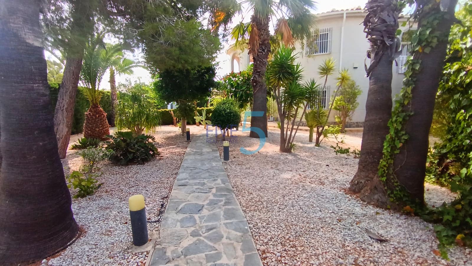 4 bedroom Villa for sale in Torrevieja with pool - € 620,000 (Ref: 10012503)