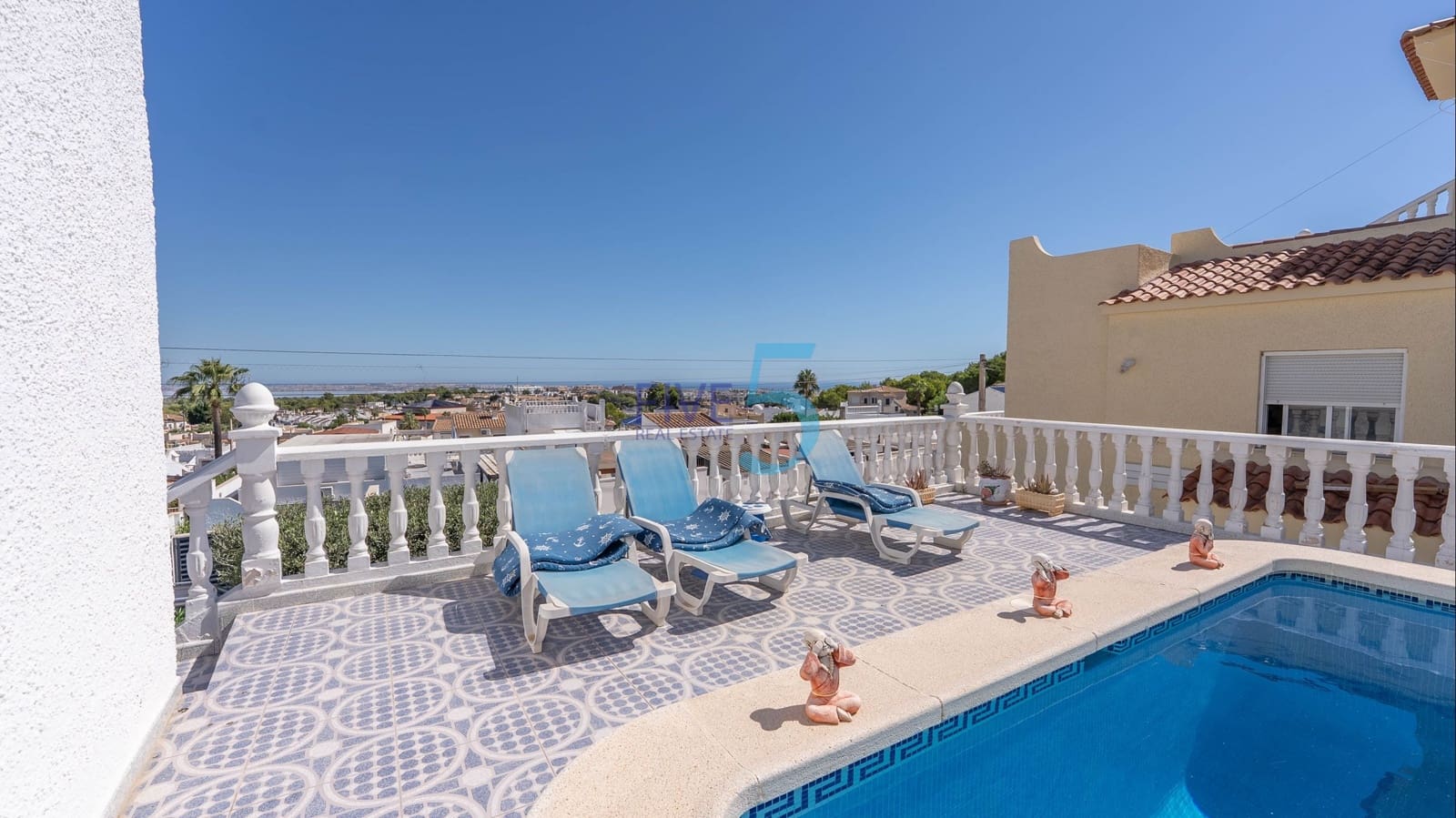 2 bedroom Villa for sale in Villamartin with pool garage - € 350,000 (Ref: 10014943)