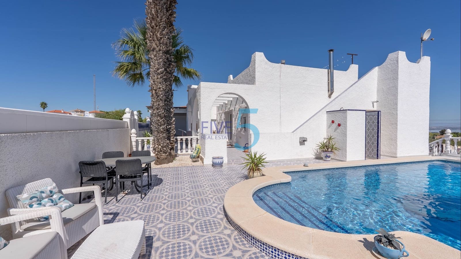2 bedroom Villa for sale in Villamartin with pool garage - € 350,000 (Ref: 10014943)