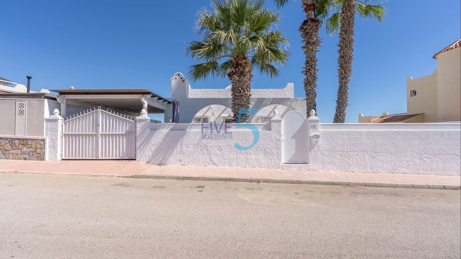 2 bedroom Villa for sale in Villamartin with pool garage - € 350,000 (Ref: 10014943)