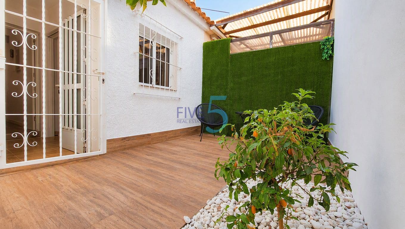 2 makuuhuone Paritalo myytävänä paikassa Playa Flamenca - 204 000 € (Ref: 10018793)