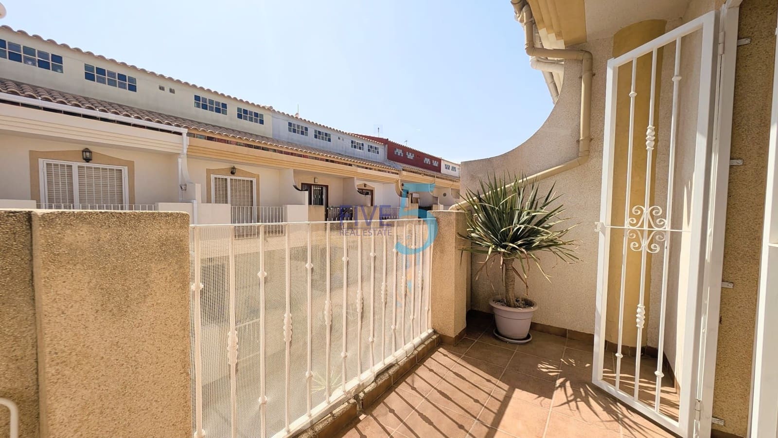 3 soveværelse Byhus til salg i Playa Flamenca med swimmingpool - € 184.900 (Ref: 10019565)