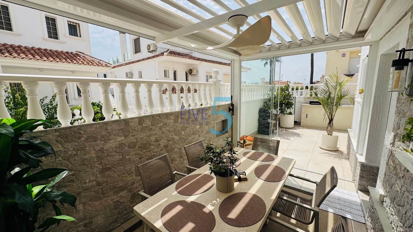 2 slaapkamer Huis te koop in Torrevieja met zwembad garage - € 599.000 (Ref: 10029787)