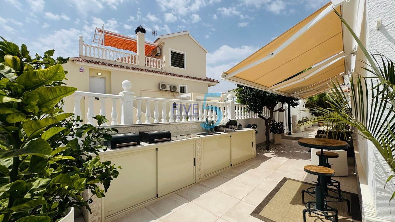 2 slaapkamer Huis te koop in Torrevieja met zwembad garage - € 599.000 (Ref: 10029787)