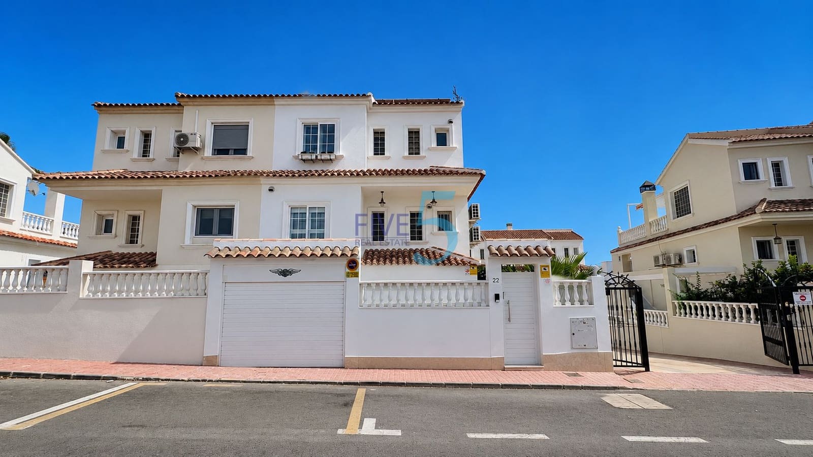2 slaapkamer Huis te koop in Torrevieja met zwembad garage - € 599.000 (Ref: 10029787)
