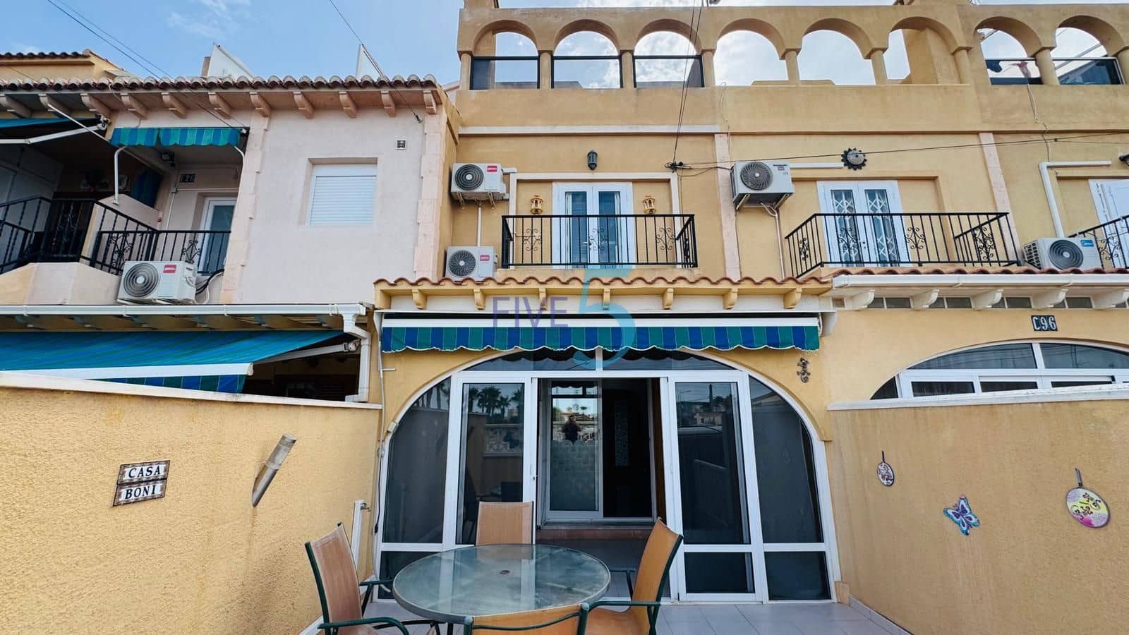 2 quarto Casa em Banda para venda em Torrevieja com piscina - 155 000 € (Ref: 10031353)