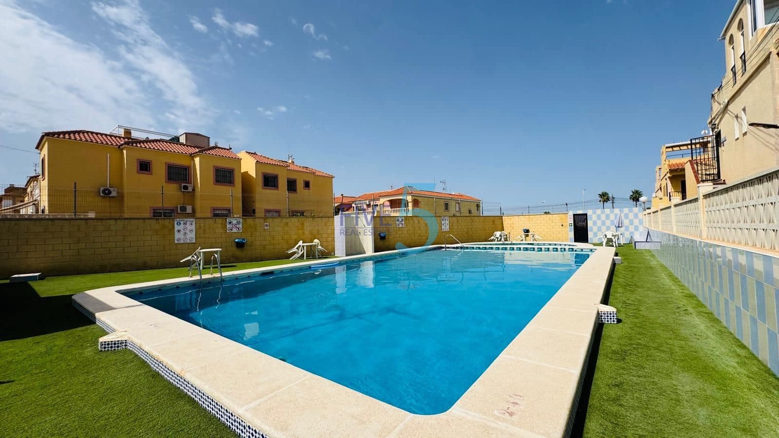 2 quarto Casa em Banda para venda em Torrevieja com piscina - 155 000 € (Ref: 10031353)