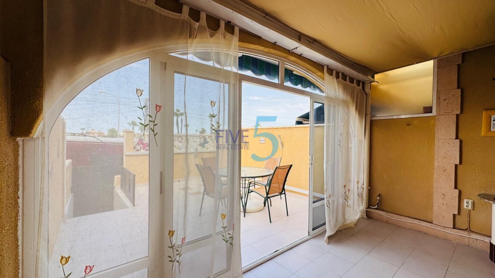 2 quarto Casa em Banda para venda em Torrevieja com piscina - 155 000 € (Ref: 10031353)