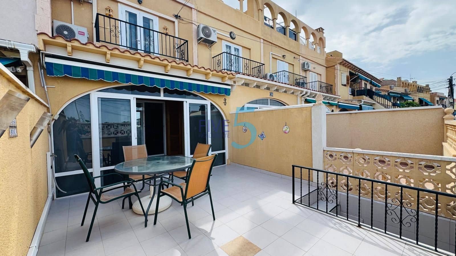 2 quarto Casa em Banda para venda em Torrevieja com piscina - 155 000 € (Ref: 10031353)