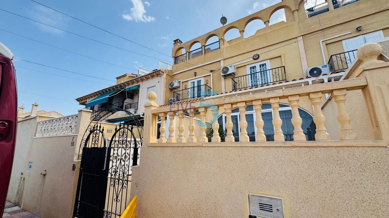 2 quarto Casa em Banda para venda em Torrevieja com piscina - 155 000 € (Ref: 10031353)