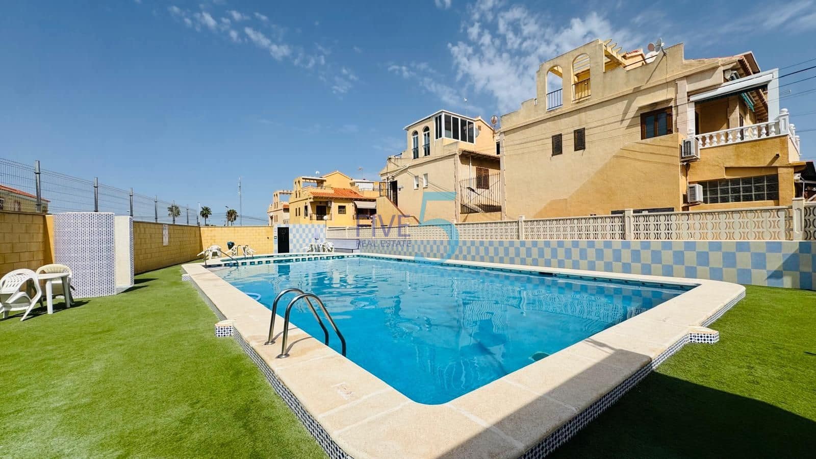 2 quarto Casa em Banda para venda em Torrevieja com piscina - 155 000 € (Ref: 10031353)