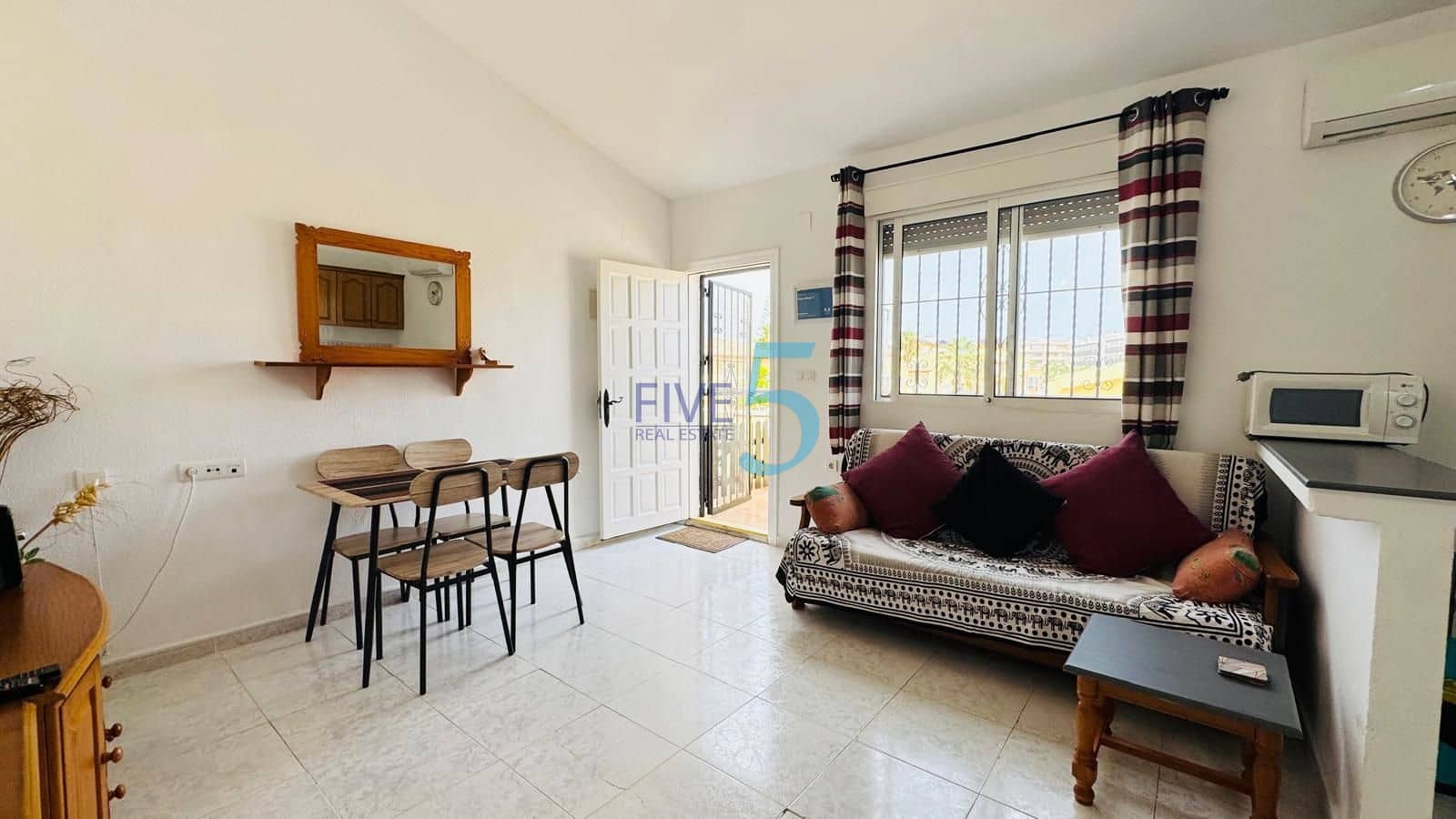 2 soveværelse Lejlighed til salg i Villamartin med swimmingpool - € 135.000 (Ref: 10034776)