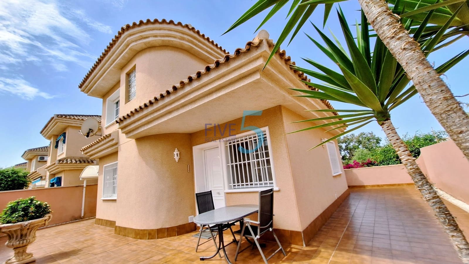 3 bedroom Villa for sale in Punta Prima with pool garage - € 305,000 (Ref: 10036015)