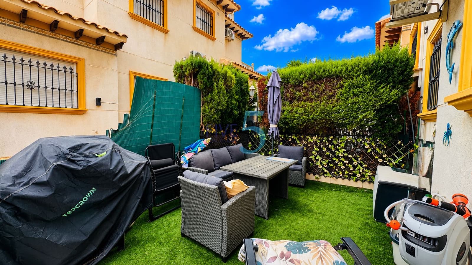 2 bedroom Townhouse for sale in Villamartin with pool garage - € 225,000 (Ref: 10046087)