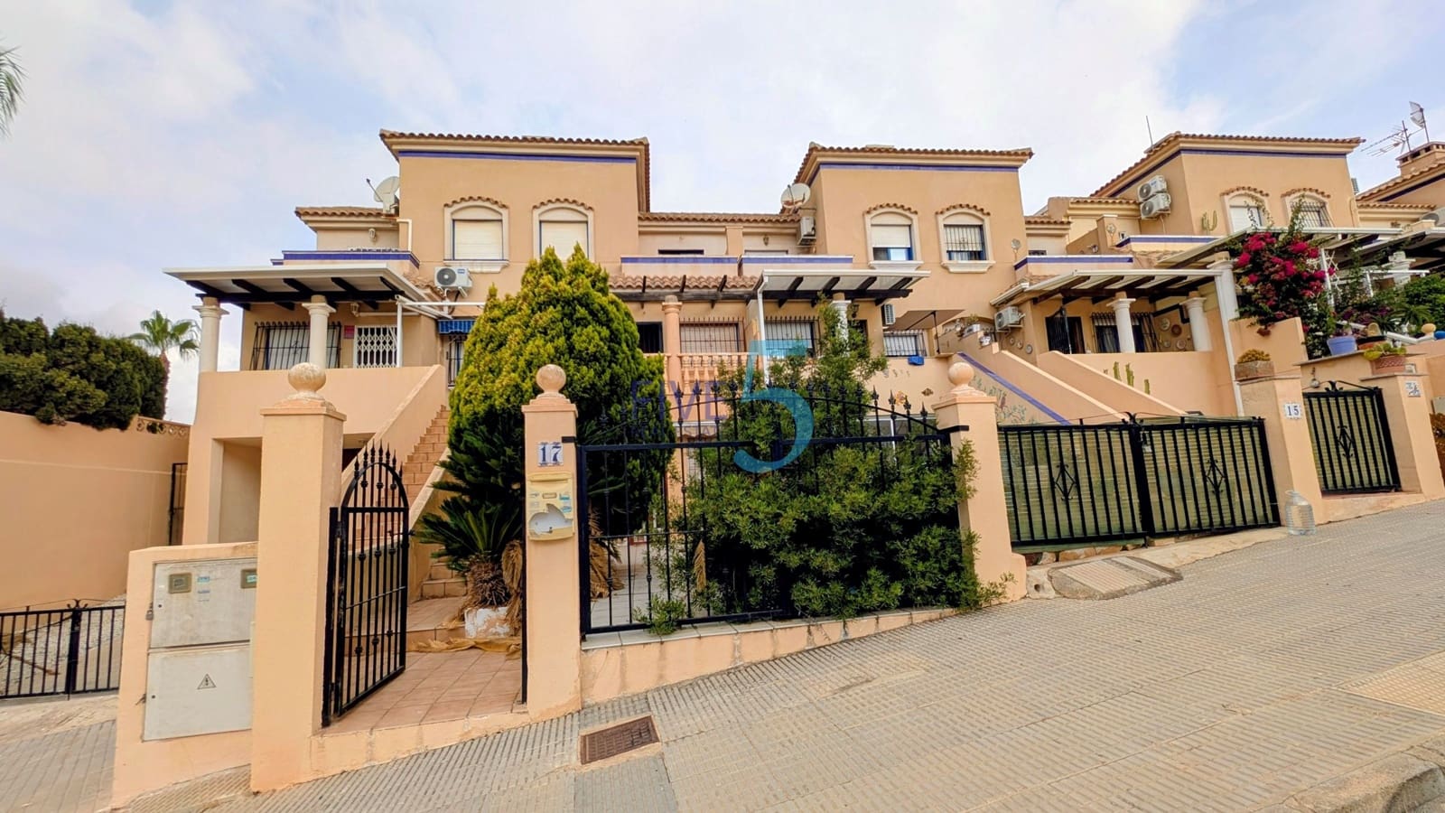 Casa de 2 habitaciones en La Zenia en venta con piscina garaje - 205.000 € (Ref: 10048387)
